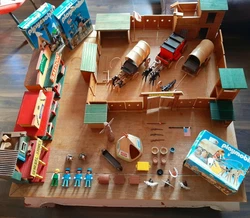Playmobils anciens avec boîtes. État : 