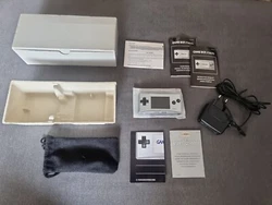 Console Nintendo Game Boy Micro En Boite Silver. Jeu non fourni  Hormis le fourreau complète  Fonctionne parfaitement...