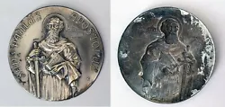 Beau et rare objet en laiton plaqué argent contient un portrait de Saint Paul. Métal léger impression relief. État:...