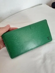 Portefeuille Louis Vuitton en Cuir Epi   Bon état   Mésures : 10 × 18 Cm  Note :  des très discrètes Signes...