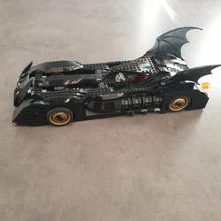 lego batmobile 7784, en tres bon etat, vendu démonté et en sachets numérotés,  avec notices mais pas de boite.