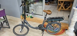 Velo electrique pliant  de couleur gris marque o2feel,  roue 20 pouces, en bon état, très peu utilisé voir...