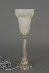 Lélectricité semble avoir été refaite (sans certitude), nous signalons des égrenures sur le verre, quelques usures...