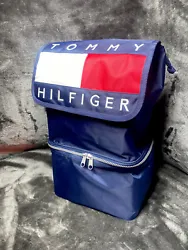 This Tommy Hilfiger backpack is the perfect addition to any 90s vintage style collection. The blue polyester material...