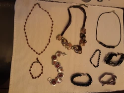 Lot de bijoux fantaisie neufs.