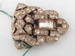 MATERIEL/MATERIAL : ARGENT CRYSTAL STRASS / SILVER AND CRYSTAL RHINESTONES. REFERENCE: BROCHE CLIP 1920/30. Lenvoi en...