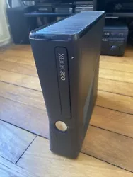 Console Xbox 360 Slim Arcade. Console nue sans câbles, sans manette, très bon état, testée et fonctionne niquel....