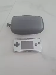 Console nintendo gameboy micro grise en bon état et fonctionnelle +housse Gamboy. Vendu sans chargeur
