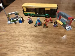 LEGO City 60154 Bus station.  Tout est sur les photos