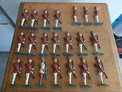 Très ancien. Lot de 21 soldats de plomb plats Armée à identifier A restaurer. État : 