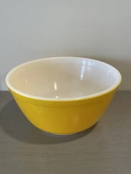 VINTAGE PYREX MIXING BOWLS YELLOW 402 1 1/2 QT. Pre-owned in good condition, .#7B-k
