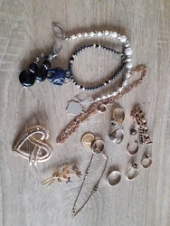 Bijoux Fantaisie Ancien. Lot de bijoux fantaisie plusieurs casser une bague en argent , 2 broche fantaisie 1 cœur et...