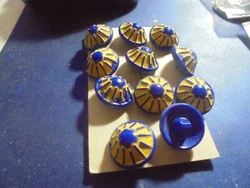 11boutons anciens en verre bleu et jaune annee40