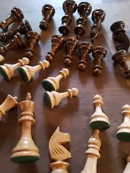 jeu d échecs sans Echiquier. Lot complet de pièces de jeu déchecs en pin et hêtre verni . Feutrine verte sur la base
