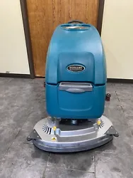 This Tennant T500e walk-behind floor scrubber is a powerful and efficient cleaning machine. The Tennant T500e is in...
