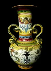 Des serpents formant les anses. B. Très grand vase en céramique italienne. hauteur 42,5 cm. diamètre au col 17,2 cm....