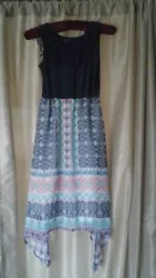 Other than that, its in great, gently worn condition! I love the pattern and how the sides are longer for added style....