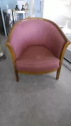 Fauteuil cabriolet. Style Art Deco. Ce fauteuil est en bon état. Hauteur assise 40 cm. Hauteur dossier 76 cm.