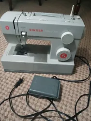 singer heavy duty 4423. Singer 4423 model used few times excellent condition  does need claw foot and bobber. Look at...
