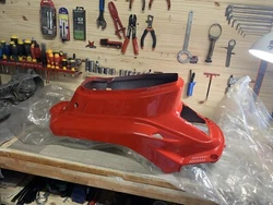 Bonjour mise en vente  D’une Coque Arrière Vivid Red pour Mbk Booster 1997 Réf : 3VL-F1711-20-PD Neuve dans sont...