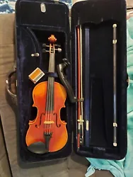This is a professional 4/4 violin made by Carlo Lambertti, perfect for advanced and expert players. It is a level 11,...