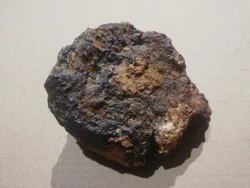 Pierre Météorite composée de fer, métal,très belle pièce denviron 230 grammes envoi rapide et soigné.