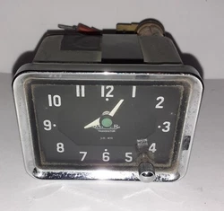 Pendulette électrique rectangulaire Jaeger 12 V. pour tableau de bord. Non testé.