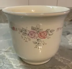 Pfaltzgraff Floral Pattern Hanging Plant Pot. Pre-Owned in Excellent Condition. No cracks or chips.From a smoke free...