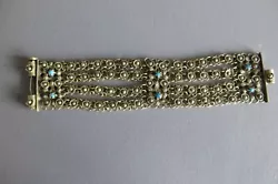 Un ancien bracelet argent filigrane ethnique de 4 rangs formé de chaines avec rosaces et 4 pierres turquoises....