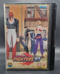 Jeu The King of Fighters 97 pour SNK Neo Geo AES NTSC-J JAP vendu dans son boîtier avec sa notice dorigine. Lensemble...