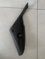 CARÉNAGE CACHE LATÉRAL DROIT YAMAHA TZR 50. Couleur noir quelques traces et rayures Pièces d’origine Regardez mes...