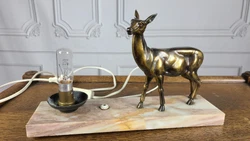 Jolie lampe art déco à poser, vintage années 1930Avec socle en marbre beige, surmonté dune biche en régule...