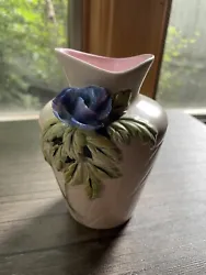 This beautiful SylvaC vase is a must-have for any collector of decorative porcelain. The vase boasts a stunning floral...
