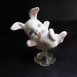 Matières : céramique porcelaine, socle plastique. Couleurs : blanc rose noir. Motif animalier. PN accompagne des...