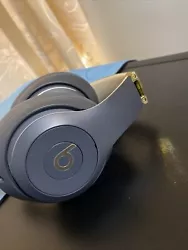 BEATS SOLO 3 WIRELESS BLACK/GOLD. Condition is 