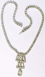 Tout de cristaux à facette diamant swarovski avec déco central. longueur total 38cm.