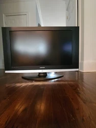 Used Samsung tv 40 inch. No scratches, excellent picture. No dead pixels. Floor standing model. Needs a universal...