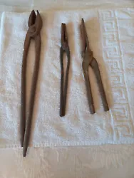 Outil ancien de forgeron 3 pinces de forge fer forgé. 1 de 40 cm 2 de 30cm