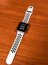 Nous vendons une Apple Watch série 7000 42mm (A1554) Rose en parfaite état de marche, débloqué iCloud.