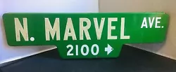 Bon état d’usure naturelle !Panneau de rue vintage californien à double face de la « Marvel Street », qui est...