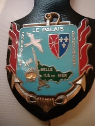 Insigne Sapeur Pompier de belle île en mer. Fabrication arthus Bertrand paris. Modèle difficile à trouver.