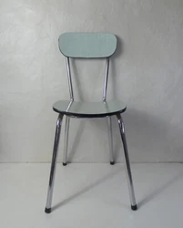 Chaise en formica. Assise et dossier en formica couleur vert deau. Structure en acier chromé. Largeur: 34 cm.