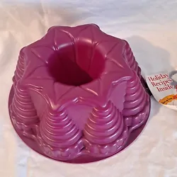 This is a Bundt style Mold.