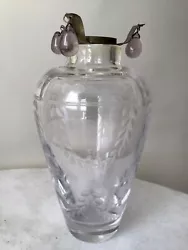 Magnifique et ancien vase en verre sculpté 1900. belle décoration, partie supérieure ornée de pampilles en verre.