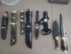 Lot de 8 couteaux anciens Chasse Botte Lancer. 6 bon état 2 état moyen à droite sur 1ière photo De 18 à 31 cm