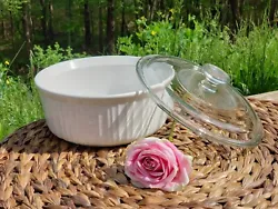 Corning Ware French White Round Casserole Dish With Pyrex Lid 2-1/2 Quart 2.3 L.  No chips or cracks. Has signs of use...