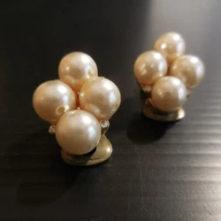 Couleurs : jaune blanc. Matières : métal plaqué or, perle blanche, saphir blanc. Une facture valant certificat...