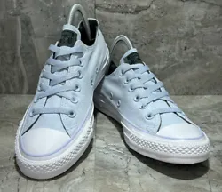 converse chuck taylor all star. Men’s size 6Women’s size 8Slight discoloration on side top and at back. See...