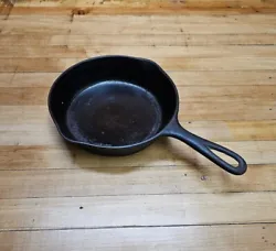 This rare antique cast iron skillet fry pan from the 1910s is a unique addition to any collection. Made in the USA,...