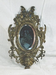 Joli miroir en laiton 19eme Napoléon IIIVerre au mercure biseautéDécor de chérubin et diablotin et rubanUn seul...